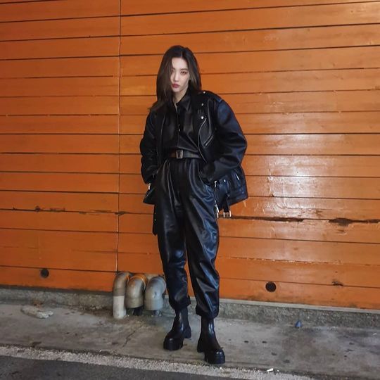 Singer Sunmi showed off her extraordinary fashion digestion.Sunmi posted a photo on her Instagram on January 19.The photo shows Sunmi, which adds stylish charm to all-black fashion. Sunmi is emitting chic eyes.Sunmis fading small face size and white white skin that feels pale attracts attention.delay stock