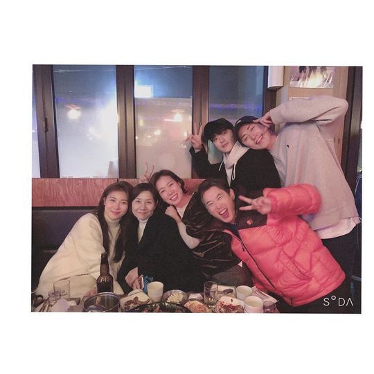 Actors Ha Ji-won, Jang Seung-jo, Yeom Hye-ran, Ho-jeong Kim, Won-hae Kim, and Min Jin-woong boasted a sticky chemistry after the JTBC drama Chocolate End.Ha Ji-won posted several photos on his instagram on January 19 with an article entitled I love you.In the photo, there were actors Ha Ji-won, Jang Seung-jo, Yeom Hye-ran, Ho-jeong Kim, Won-hae Kim, and Min Jin-woong who appeared in Chocolate.The six actors smile brightly at the camera, and the six actors warm visuals and cheerful atmosphere catch their attention.The fans who responded to the photos responded It was the best drama of my life, Thank you and I was happy because of you.delay stock