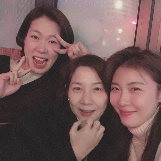 Actors Ha Ji-won, Jang Seung-jo, Yeom Hye-ran, Ho-jeong Kim, Won-hae Kim, and Min Jin-woong boasted a sticky chemistry after the JTBC drama Chocolate End.Ha Ji-won posted several photos on his instagram on January 19 with an article entitled I love you.In the photo, there were actors Ha Ji-won, Jang Seung-jo, Yeom Hye-ran, Ho-jeong Kim, Won-hae Kim, and Min Jin-woong who appeared in Chocolate.The six actors smile brightly at the camera, and the six actors warm visuals and cheerful atmosphere catch their attention.The fans who responded to the photos responded It was the best drama of my life, Thank you and I was happy because of you.delay stock