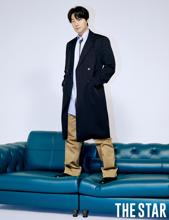 Actor Lee Hee-joons fashion picture, which is about to be released in the movie Namsans Directors, was released.Lee Hee-joon showed a comfortable and charismatic charm under the theme of Actors Dignity in this photo released through the February issue of Magazine The Star.Lee Hee-joon in the public picture showed various poses on the sofa, leaning on a vintage leather sofa or looking at a camera.Especially in the filming scene, even though he posed charismaticly, he showed a charm of reversal that was ashamed of the praise of the staff good-looking.In an interview after the photo shoot, Lee Hee-joon said, It is a person who is not familiar with photo shoots because it is good to act.It was fun because of the pleasant shooting atmosphere, he said. I posed on the couch and it was really comfortable.Im interested in living as well, but I think the fashionable brown leather sofa looks good on me, he said.As for the movie Namsans managers about the release on January 22, I played the role of Kwak Sang-cheon, the presidents security chief, in a film about 40 days of stories about 10 and 26 events on October 26, 1979.I thought that you were a country and had a very strong faith, he said. I was very strong with my seniors such as Lee Byung-hun and Kwak Do-won, who are really good at Acting.Lee Hee-joon, who has been on the stage of the play since recently, performing local performances.It was the first performance that was shown six years ago at our Play Theater, which includes me and Actor Jin Sun-gyu.I want to schedule as much as possible because of the good response. Play Acting is free because there is no big constraint.Play is a time of healing for me because we can gather together to perform, share our daily life, and share our troubles with Acting. There are some fans who want to see the melodrama and romantic comedy genre that they showed before. There have been many movies in the meantime.I want to challenge and try comedy at any time, he said humbly. I think Mellow should be a handsome actor than me, and if I am a realistic melodrama, I want to try it.Asked about the moment I was tired as an actor, he said, When I was thirsty for Acting, it was hard when I pushed myself hard.I ran faster than my pace and fell because I could not beat the speed.  I thought I will stop playing, but I loved Acting too much.I do not want to push myself because I have time to spare now, but I can not honestly do it. bak-beauty