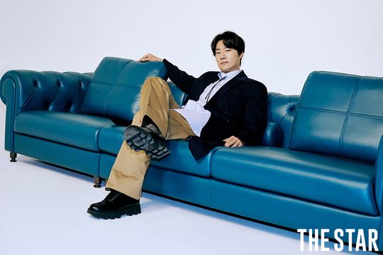 Actor Lee Hee-joons fashion picture, which is about to be released in the movie Namsans Directors, was released.Lee Hee-joon showed a comfortable and charismatic charm under the theme of Actors Dignity in this photo released through the February issue of Magazine The Star.Lee Hee-joon in the public picture showed various poses on the sofa, leaning on a vintage leather sofa or looking at a camera.Especially in the filming scene, even though he posed charismaticly, he showed a charm of reversal that was ashamed of the praise of the staff good-looking.In an interview after the photo shoot, Lee Hee-joon said, It is a person who is not familiar with photo shoots because it is good to act.It was fun because of the pleasant shooting atmosphere, he said. I posed on the couch and it was really comfortable.Im interested in living as well, but I think the fashionable brown leather sofa looks good on me, he said.As for the movie Namsans managers about the release on January 22, I played the role of Kwak Sang-cheon, the presidents security chief, in a film about 40 days of stories about 10 and 26 events on October 26, 1979.I thought that you were a country and had a very strong faith, he said. I was very strong with my seniors such as Lee Byung-hun and Kwak Do-won, who are really good at Acting.Lee Hee-joon, who has been on the stage of the play since recently, performing local performances.It was the first performance that was shown six years ago at our Play Theater, which includes me and Actor Jin Sun-gyu.I want to schedule as much as possible because of the good response. Play Acting is free because there is no big constraint.Play is a time of healing for me because we can gather together to perform, share our daily life, and share our troubles with Acting. There are some fans who want to see the melodrama and romantic comedy genre that they showed before. There have been many movies in the meantime.I want to challenge and try comedy at any time, he said humbly. I think Mellow should be a handsome actor than me, and if I am a realistic melodrama, I want to try it.Asked about the moment I was tired as an actor, he said, When I was thirsty for Acting, it was hard when I pushed myself hard.I ran faster than my pace and fell because I could not beat the speed.  I thought I will stop playing, but I loved Acting too much.I do not want to push myself because I have time to spare now, but I can not honestly do it. bak-beauty