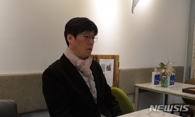 [대구=뉴시스]김정화 기자 = 배성재(44)씨는 어릴 적 심한 감기 끝에 청력을 잃어 초등학교 시절부터 보청기에 의지해 생활해온 청각 장애인이지만 30대부터 10여년 동안 166차례에 걸친 헌혈을 진행해 '헌혈 레드카펫'인 명예의 전당에 이름을 올렸고 헌혈유공장 명예장, 금장 등을 받았다. 2020.01.19. jungk@newsis.com
