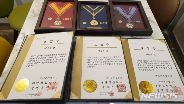 [대구=뉴시스]김정화 기자 = 배성재(44)씨는 어릴 적 심한 감기 끝에 청력을 잃어 초등학교 시절부터 보청기에 의지해 생활해온 청각 장애인이지만 30대부터 10여년 동안 166차례에 걸친 헌혈을 진행해 '헌혈 레드카펫'인 명예의 전당에 이름을 올렸고 헌혈유공장 명예장, 금장 등을 받았다. 2020.01.19. jungk@newsis.com