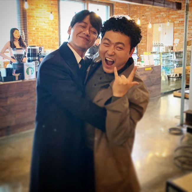 Actor Lee Joon-hyuk has released a delightful two-shot with Namgoong Min.Lee Joon-hyuk posted a picture on his Instagram on the 19th with an article entitled #Stove League #White #Namgoong Min #Lee Joon-hyuk # Burning #Stove League.In the photo, Namgoong Min and Lee Joon-hyuk are laughing brightly with each other hugging each other.Two people who are in conflict in the play, but on the filming site, they added warmth to the picture.Meanwhile, SBS Stove League starring Namgoong Min and Lee Joon-hyuk is receiving the hot love of viewers by exceeding the highest audience rating of 19% at the moment.In the 11th episode, which aired on the 18th, Namgoong Min and Cho Han-sun finished with the second Whisper Ending, which led to an explosive response to future developments.Stove League 12 times will be broadcast on the 24th and 25th of the New Year holidays at 10 pm on the 31st.Lee Joon-hyuk Instagram