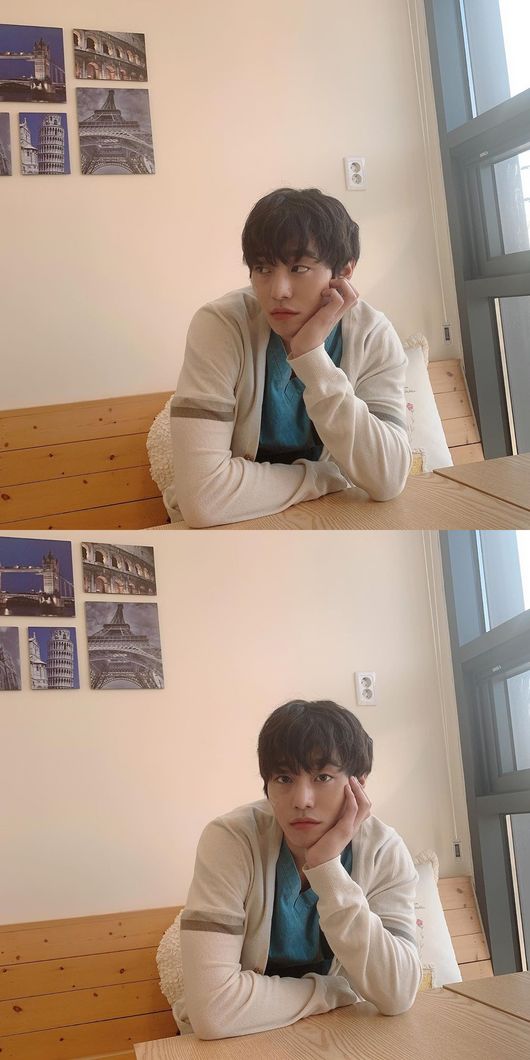 Actor Ahn Hyo-seop showed off his ever more mature visuals.On the afternoon of the 19th, Ahn Hyo-seop posted two selfies on his personal SNS, saying wondering.In the photo, Ahn Hyo-seop stares at the camera with one hand supporting his chin, while his casually chic expression maximizes the intense charisma unique to Ahn Hyo-seop.In particular, Ahn Hyo-seop has attracted global fans with his strong self-assertive features such as shoulder, small face, and big eyes.On the other hand, Ahn Hyo-seop is appearing on SBS Romantic Doctor Kim Sabu 2.Ahn Hyo-seop SNS
