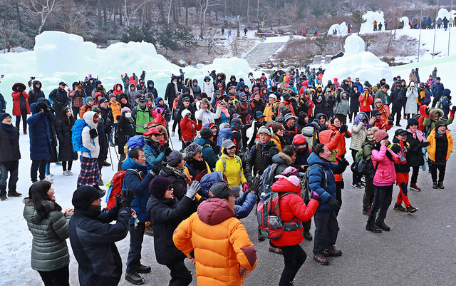 ▲제27회 태백산 눈축제 마지막 날인 19일 태백산국립공원 당골광장 특설무대에서 열린 ‘태백산 전국눈꽃등반대회’ 입상팀 발표에 환호하고 있다. ⓒ태백시
