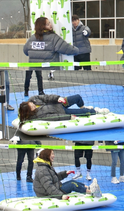 Jeon So-min is set to give a laugh with a bodyless mission on Running ManOn SBS Running Man, which is broadcasted on the 19th, Jeon So-mins mission Top Model will be released.In a recent recording, the members were given a mission to send the ball to the opponent team by hitting the ball that flew to the Choices tool.All of them have chosen the tool properly, but Jeon So-min has been struggling throughout the commissioning of Choices a large tool that covers the front view.In particular, in the mission, which was held on the day of the team, Jeon So-min was not only disturbed by the team because of his chosen tool, but also received all kinds of pins and balls throughout the mission, such as Why pick this and lie there for a while.The team members were angry and grumbled at Jeon So-min to get out of the commission, but Jeon So-min did not give in and worked hard on the mission.Even I adapted to my big tool and laughed as I became more and more accustomed.The results of the mission performance and the match that can not be seen without the tears of Jeon So-min can be found on SBS Running Man at 5 pm on the day.