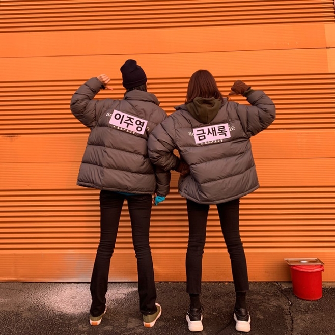 Actor Keum Sae-rok celebrates Running Man appearance with Lee Ju-youngKeum Sae-rok posted a picture on his SNS on the 19th, saying, Running Man Outing with his sister.The photo shows Keum Sae-rok and Lee Ju-young posing with a name tag, such as the signature of SBS Running Man.On the other hand, Keum Sae-rok appeared in Running Man with Lee Ju-young and showed off his unique entertainment feeling.In particular, he said, I prepared choreography. I learned to dance to the choreographer of Dancing Nine a day before the appearance of Running Man.But Keum Sae-rok showed off a weathery dance that was just shoulder-to-shoulder, as expected.Especially, he was confident in his choreography, but he laughed without forgetting his face.
