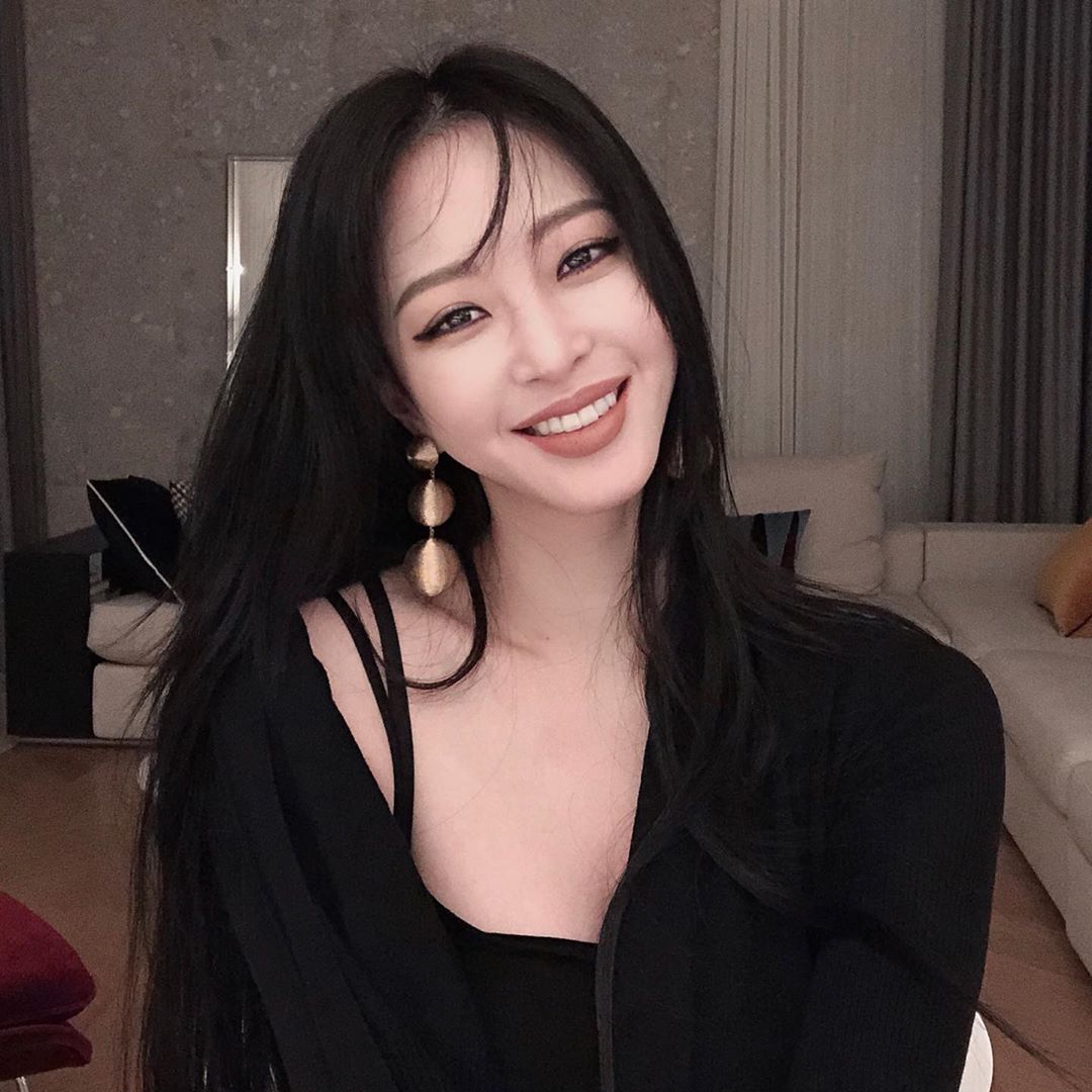 Han Ye-seul captivates fans with bright SmileOn the 18th, Han Ye-seul posted two photos on his Instagram.In two photos of Han Ye-seuls Selfie, he was eye-catching as he was building a bright Smile.Han Ye-seul, who boasted an alluring charm with colorful accessories and smokey makeup, once again captivated fans with a smile.In addition to the photo, Han Ye-seul said, The laughing photos are like the pretty people.On the other hand, Han Ye-seul was in charge of MBC Sister Rice Long but recently got off for acting.Photo = Han Ye-seul Instagram