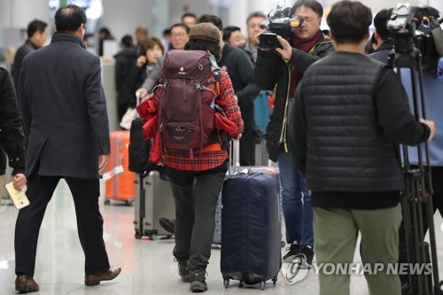 공항 나서는 충남교육청 해외봉사단 관계자 (영종도=연합뉴스) 김도훈 기자 = 안나푸르나 눈사태로 조기 귀국을 하게 된 충남교육청 해외 교육 봉사단 2팀 단장이 19일 오전 인천국제공항을 통해 귀국해 취재진 질문에 답변을 마친 뒤 건물을 나서고 있다.      충남교육청은 네팔 안나푸르나 눈사태와 관련해 네팔에서 봉사활동을 하고 있던 해외 교육 봉사단 3개 팀에 대해 조기 귀국을 요청했고 이중 가장 먼저 네팔에 도착해 활동하던 1개 팀(14명)이 이날 오전 인천국제공항을 통해 귀국했다. 2020.1.19 superdoo82@yna.co.kr