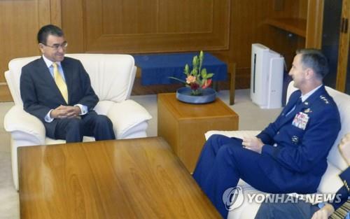 작년 10월 7일 고노 다로 일본 방위상을 예방해 환담하는 케빈 슈나이더 주일미군사령관. [교도=연합뉴스 자료사진]