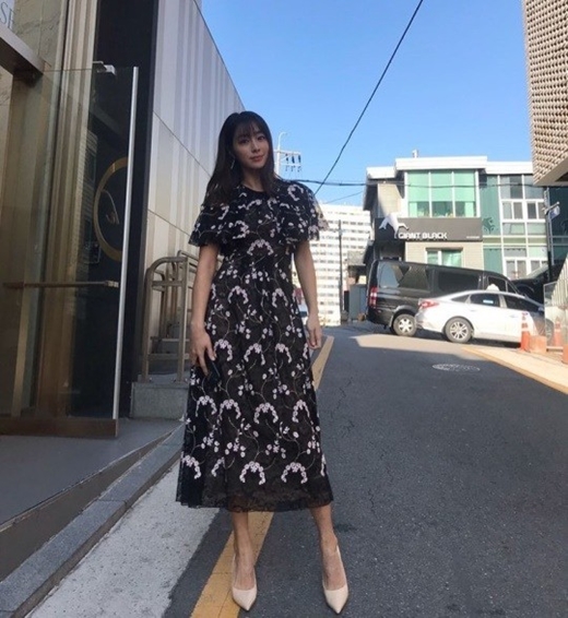 Actor Lee Min-jung has revealed his latest situation.Lee Min-jung posted a picture of his daily life on his SNS on the 20th.Lee Min-jung in the public photo poses in a black One Piece that gave him a point in white. The innocent yet elegant beauty attracts attention.Meanwhile, Lee Min-jung appears on KBS 2TV Ive been there once.