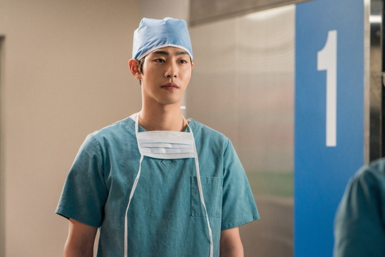 Han Suk-kyu - Lee Sung-kyung - Ahn Hyo-seop heightens the urgency in front of the operating room in a splendor.SBS Moonhwa Drama Romantic Doctor Kim Sabu 2 (playplayplay by Kang Eun-kyung/director Yoo In-sik Lee Gil-bok) is a real Doctor story that takes place in the background of a poor stone wall hospital in the province.Han Suk-kyu, Lee Sung-kyung, and Ahn Hyo-seop are the main characters of the romantic doctor Kim Sabu 2, the geeky genius doctor Kim Sabu, once called the hand of God, the hard-working genius thoracic surgeon Fellow Cha Eun-jae, He plays the role of o Jin and plays a hot role and occupies the house theater.In the last four episodes, Han Suk-kyu - Lee Sung-kyung - Ahn Hyo-seop left a deep regret with a blunt move that made him reconsider the value of romantic once again.Han Suk-kyu made the young Dr. Cha Eun-jae (Lee Sung-kyung) and the Seo Woo Jin (Ahn Hyo-seop) grow up gradually, sometimes with a heart-throbbing, sometimes heart-throbbing rant, sometimes warmly overwhelmed and wandering.Seo Woo Jin, who started trying to find answers, Cha Eun-jae, who is gradually going to visit his place, and Kim Sa-bus teachings of true humanity to the two people, made him expect the future stone hospital.Above all, Han Suk-kyu - Lee Sung-kyung - Ahn Hyo-seop is attracting attention because of the spleen preparation scene facing the operating room in scrub suit.Cha Eun-jae and Seo Woo Jin stand in front of Kim Sabu, who is making a decisive expression with his arms folded in the play.While Kim Sabu is showing a strong sense of strength like a rock, Cha Eun-jae, who desperately showed his desperation, and Seo Woo Jin, who erupts chic as if he is a grave, are meeting and giving a special energy.Indeed, attention is being paid to the three-way face-to-face, whether Kim Sa-bu, Cha Eun-jae and Seo Woo Jin will complete the new Dolvengers or why the three people gathered in front of the operating room.Han Suk-kyu, Lee Sung-kyung and Ahn Hyo-seops Three-way Face-to-face in front of an operating room was filmed on the Yongin set in Gyeonggi Province in December.As the shooting was an important scene where the atmosphere of urgency and spleen should be revealed, the three people focused on the rehearsal without slowing down the tension.The three people erupted their passion by sharing their opinions with the emotional lines and gestures of each character as well as the ambassadors while moving the same line several times.Han Suk-kyu also analyzed and hit his head with the director and crew without missing a minor part, and Lee Sung-kyung and Ahn Hyo-seop worked hard for the best scene, such as practicing without rest for natural ambassadors.bak-beauty