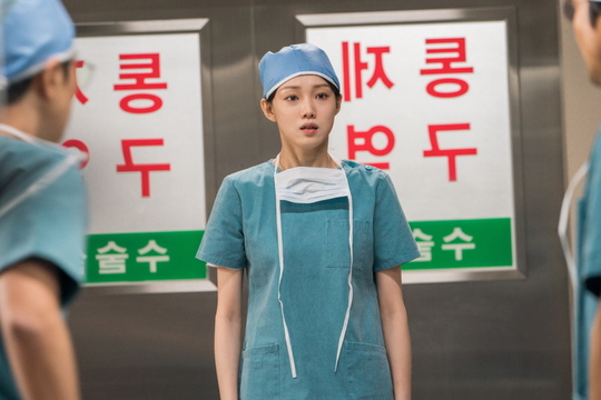 Han Suk-kyu - Lee Sung-kyung - Ahn Hyo-seop heightens the urgency in front of the operating room in a splendor.SBS Moonhwa Drama Romantic Doctor Kim Sabu 2 (playplayplay by Kang Eun-kyung/director Yoo In-sik Lee Gil-bok) is a real Doctor story that takes place in the background of a poor stone wall hospital in the province.Han Suk-kyu, Lee Sung-kyung, and Ahn Hyo-seop are the main characters of the romantic doctor Kim Sabu 2, the geeky genius doctor Kim Sabu, once called the hand of God, the hard-working genius thoracic surgeon Fellow Cha Eun-jae, He plays the role of o Jin and plays a hot role and occupies the house theater.In the last four episodes, Han Suk-kyu - Lee Sung-kyung - Ahn Hyo-seop left a deep regret with a blunt move that made him reconsider the value of romantic once again.Han Suk-kyu made the young Dr. Cha Eun-jae (Lee Sung-kyung) and the Seo Woo Jin (Ahn Hyo-seop) grow up gradually, sometimes with a heart-throbbing, sometimes heart-throbbing rant, sometimes warmly overwhelmed and wandering.Seo Woo Jin, who started trying to find answers, Cha Eun-jae, who is gradually going to visit his place, and Kim Sa-bus teachings of true humanity to the two people, made him expect the future stone hospital.Above all, Han Suk-kyu - Lee Sung-kyung - Ahn Hyo-seop is attracting attention because of the spleen preparation scene facing the operating room in scrub suit.Cha Eun-jae and Seo Woo Jin stand in front of Kim Sabu, who is making a decisive expression with his arms folded in the play.While Kim Sabu is showing a strong sense of strength like a rock, Cha Eun-jae, who desperately showed his desperation, and Seo Woo Jin, who erupts chic as if he is a grave, are meeting and giving a special energy.Indeed, attention is being paid to the three-way face-to-face, whether Kim Sa-bu, Cha Eun-jae and Seo Woo Jin will complete the new Dolvengers or why the three people gathered in front of the operating room.Han Suk-kyu, Lee Sung-kyung and Ahn Hyo-seops Three-way Face-to-face in front of an operating room was filmed on the Yongin set in Gyeonggi Province in December.As the shooting was an important scene where the atmosphere of urgency and spleen should be revealed, the three people focused on the rehearsal without slowing down the tension.The three people erupted their passion by sharing their opinions with the emotional lines and gestures of each character as well as the ambassadors while moving the same line several times.Han Suk-kyu also analyzed and hit his head with the director and crew without missing a minor part, and Lee Sung-kyung and Ahn Hyo-seop worked hard for the best scene, such as practicing without rest for natural ambassadors.bak-beauty