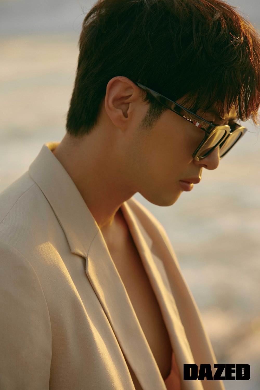 Kim Ji-seok showed off his extraordinary charm in Bali.Magazine Daysd released a picture of Actor Kim Ji-seok through the February 2020 issue.Actor Kim Ji-seok showed various aspects that he could not see normally in the picture held at Bali Desa Potato.From sunglasses to suits and casual resort looks, the styling of mood full of leisurely mood blended harmoniously with Kim Ji-seoks unique intellectual atmosphere.bak-beauty