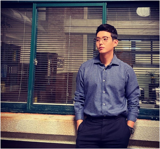 Actor Ha Joon welcomed Monday by unveiling the same intellectual charm as TVN Wall Street Drama Black Dog Do Yeon Woo.Ha Joon posted a picture on his personal instagram on January 20 with an article entitled Good Monday.In the photo, Ha Joon is wearing glasses and leaning against the wall, both hands in his pockets. Ha Joon showed off his charm with a chic look.Ha Joon plays Do Yeon Woo, a substitute (virtual school in the play) teacher who teaches Korean subjects on TVNs Monday Drama Black Dog.The Do Yeon Woo, played by Ha Joon, is a star lecturer who combines a warm face and solid skills in the play.Ha Joon was cute when he said Monday, when TVN Drama Black Dog was broadcast with a smiling face emoticon on Instagram.Choi Yu-jin