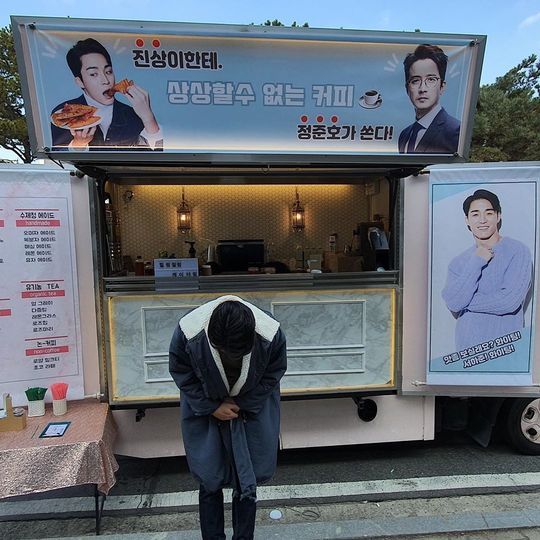 Actor Seo Ha-joon gave a coffee or Tea to Actor Jung Jun-ho at the SBS morning drama I want to taste and gave a thank you bow.Seo Ha-joon said on January 20th, Jung Jun-ho, who was so happy to see you through the work Flowers of the Prison.I got too much power thanks to Coffee or Tea, which you sent for our staff. In the photo, Seo Ha-joon bows down in front of Coffee or Tea sent by Jung Jun-ho and gives thanks.Seo Ha-joon and Jung Jun-ho made a relationship in the MBC drama Flowers of the Prison broadcast in 2016.Seo Ha-joon said, Jung Jun-ho, who always thinks like a brother-in-law and supports me.I will be a more proud junior in the future, he said. I am deeply grateful again. Seo Ha-joon is playing her husband Lee Jin-sang in the SBS morning drama I want to taste.Choi Yu-jin
