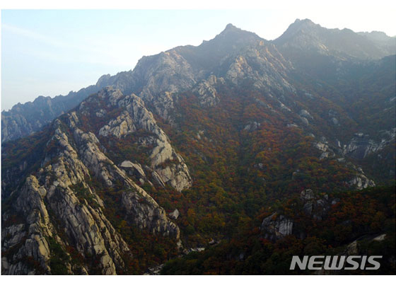 【서울=뉴시스】북한 김정은 국무위원장이 금강산관광지구를 시찰했다고 23일 노동신문이 보도했다. 이날 보도에 따르면 김 위원장은 "고성항과 해금강호텔, 문화회관, 금강산호텔, 금강산옥류관, 금강펜션타운, 구룡마을, 온천빌리지, 가족호텔, 제２온정각, 고성항회집, 고성항골프장, 고성항출입사무소 등 남조선측에서 건설한 대상들과 삼일포와 해금강, 구룡연일대를 돌아보며 자연경관을 훼손하는 시설물에 대해 엄하게 지적했다"고 보도했다. 2019.10.18. (사진=노동신문 캡처)photo@newsis.com