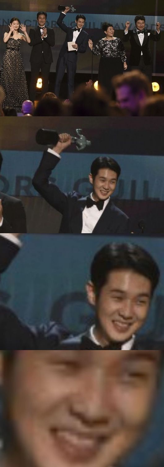 Actor Park Seo-joon has revealed an extraordinary affection for Choi Woo-shik.Park Seo-joon posted several photos of Choi Woo-shik on his personal SNS on the afternoon of the 20th, saying Its cool Choi Woo-shik.In the photo, Choi Woo-shik is holding a trophy after winning the Best Merchant Ensemble Award at the 26th United States of America Film Actors Association in United States of America Los Angeles.He boasted a warm visual with a clear smile.However, Park Seo-joon laughed at the viewers as he expanded the face of Choi Woo-shik in three stages.The fans are cheering for the friendship of the two, saying, It is cute, It is cool to do anything, and It is a cute explosion.On the other hand, Park Seo-joon is about to broadcast JTBC Itaewon Clath on the 31st.Park Seo-joon SNS