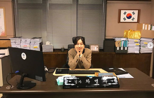 Jung Ryeo-won, a girl group Shark Talera and actor, released a shot of the filming site.Todays singer and actor Jung Ryeo-won said through his personal Instagram account, You will still play the soul catch the premiere today?#Prosecutor Civil War and posted a picture with the promotional text.In the open photo, Jung Ryeo-won is staring at the camera with a bright smile in the studio, and the innocent and youthful appearance has caught the attention of fans.Meanwhile, Jung Ryeo-won is currently in charge of the second part of the detective detective department of the Jinyoung Subprefectural Office at JTBCs drama Prosecutor Civil War.Jung Ryeo-won Instagram captures