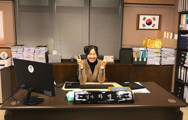 Jung Ryeo-won, a girl group Shark Talera and actor, released a shot of the filming site.Todays singer and actor Jung Ryeo-won said through his personal Instagram account, You will still play the soul catch the premiere today?#Prosecutor Civil War and posted a picture with the promotional text.In the open photo, Jung Ryeo-won is staring at the camera with a bright smile in the studio, and the innocent and youthful appearance has caught the attention of fans.Meanwhile, Jung Ryeo-won is currently in charge of the second part of the detective detective department of the Jinyoung Subprefectural Office at JTBCs drama Prosecutor Civil War.Jung Ryeo-won Instagram captures