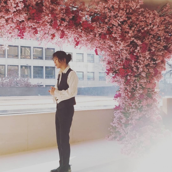 On the 19th, Amount date posted a picture on his Instagram with an article entitled Good night # Amount date # JIY #9119 #jiyofficial #jiytime.In the open photo, Amount date is smiling mildly under a pink flower tree.The netizens are like Who is the flower, My healing angel  ~, I am a person in Oriental painting .. It is a person. My brother is really cool. I always support him!I posted a comment.Meanwhile, Amount date is appearing on JTBC Special Sugar Man, Amount date 91.19.