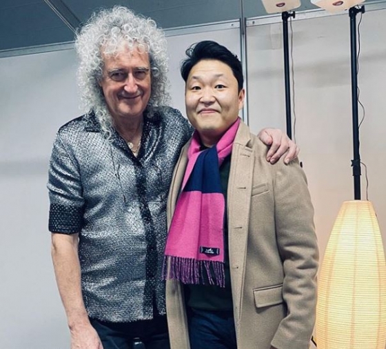 Singer PSY sided with Queen member Brian Joooo Theresa May who visited Korea for a performance in Korea.PSY released a photo of a bright smile with Brian Joooo Theresa May at a venue in the waiting room of the venue through his instagram on the 19th.PSY was surprised by the meeting with Brian Jooooo Theresa May, adding: I couldnt wait to see Queens performance - holy virtue!Queen held its first solo concert Hyundai Card Super Concert 25 QUEEN at Gocheok Sky Dome in Seoul on the 18th and 19th.Queens Concert was set up as part of the world tour The RHAPSODY TOUR (The Rhapsody Tour), which started in Vancouver, Canada last July.Queen met Korean fans in five years and five months since August 2014 and communicated hotly with the audience in a two-hour performance.Queen is a band formed in England in 1971 as a four-member Freddie Mercury Rising (vocal), Brian Jooooo Theresa May (guitar), John Deacon (base), Roger James Taylor (drum).Those who enjoyed their best years from the 1970s to the 80s were the Rock and Roll Hall of Fame, the Composer Hall of Fame, the British Music Hall of Fame, and the Living Legend, which has sold over 200 million albums with 15 albums released so far.Queen became a spectator in 1991 when Freddie Mercury Rising died and Deacon ceased to work, before Brian Joooo Theresa May (72) and Roger James Taylor (70) joined the tour.