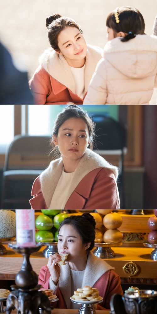 High Esporte Clube Bahia Mama Kim Tae-hee is embroidered with empathy and laughter and rewrites the Life Character.TVNs new Saturday drama, High Clube Bahia, Mama! (directed by Yoo Jae-won, playwright Kwon Hye-joo, production studio Dragon and Em-i/habama), which will be broadcast first in February, first unveiled Kim Tae-hees Character Steelcut on the morning of the 21st.I am more excited about Kim Tae-hees return to Kwon Yuri, a heavily armed character with colorful charms.Habama draws a picture of Ghosts mothers 49th Real Dead Again Kahaani, which takes place when Kwon Yuri, who left her family in an accident, reappears in front of her husband, Jo Gang-hwa (Lee Kyu-hyung), who started a new life after suffering from bereavement.Director Yoo Je-won, who showed sensual performance in Oh My Ghosts and Tomorrow With You, and writer Kwon Hye-joo, who has expressed sympathy for generations in delight through Confession Couple, are expected to co-exist with each other to expect human fantasy where laughter and emotion coexist.Kim Tae-hee also catches the eye with a variety of charms in the first still cut, and Ghost mother Kwon Yuri, who is wandering around in pain that she has not held a child.It is lovely to see the storm Eokbang with a pointed face sitting in front of the priesthood, whether there is a lot of dissatisfaction with the tight Lee Seung-sali.In the light of the surroundings with a pleasant smile, you can get a glimpse of the aspect of Kwon Yuri, the Ginny of the Ghosts, who solves the problems of the Pyeongon Gallang ghosts with the wide range of worlds.Kim Tae-hees new face, which predicted the renewal of Life Cake through Kwon Yuri, which is equipped with pleasant and lovely charm and empathy, is already waiting.Habama is expected to receive the Dead Again trial that Ghost mother Kwon Yuri should receive from heaven, and the unpredictable 49th Real Dead Again Kahaani will unfold.Kwon Yuris Dead Again Kahaani, who will turn Lee Seung-sook over, adds to the expectation of what kind of pleasant smile and a sense of touch.Kim Tae-hee is nervous as it is a long-time return, but she is shooting happily.Kwon Yuri is a new challenge for Kim Tae-hee, who has crossed various genres such as romantic comedy, melodrama, historical drama, fantasy, and spy after his debut.Kim Tae-hee said, The fact that Kwon Yuri is very simple and positive is similar to me.I think I was naturally attracted to Kwon Yuri. It was a work I met after becoming a mother with a daughter, so I was able to sympathize more with the situation of Kwon Yuri.I tried to express myself naturally by projecting my usual tone and other aspects as it is. Kim Tae-hees transformation, deeply sympathetic to Kwon Yuri and immersive, presents the fantasy of empathy to the viewers.On the other hand, tvNs new Saturday drama Esporte Clube Bahia, Mama! will be broadcast first in February following Loves Unstoppable.