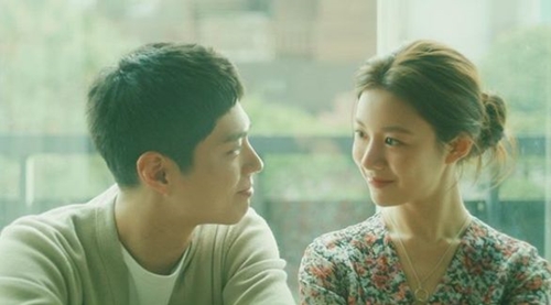 Actors Park Bo-gum and Go Yoon-jung made a heart-warming eye contact.Go Yoon-jung said on his 20th day instagram, Webtoon Moonlight Sculptor OST Part.1 Lee Seung-chul I love you a lot 2020. 01. 20.6PM Release and posted a picture.Inside the picture is a picture of two people facing each other.Park Bo-gum smiles at Go Yon-jung with eyes that seem to be depleted by honey, but his handsomeness and warmth are also revealed.Go Yon-jung also looks at Park Bo-gum, with a bright smile on his gaze.I felt happy in the appearance of Go Yoon-jung, who had an explosion of lovely charm.The two also looked at each other affectionately, making fans excited and excited by the exchange of loving eyes.