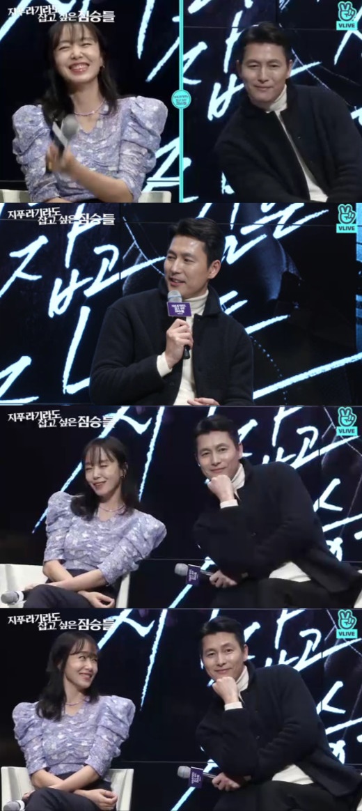 Actor Jeon Do-yeon held up his hands in Jung Woo-sungs gesture.On the afternoon of the 21st, Naver V app was a movie talk VLove Live! of the movie Beasts Who Want to Hold a Jeep.Main actor Jeon Do-yeon, Jung Woo-sung, Shin Hyun-bin, and Jeongaram talked.On this day, Jeon Do-yeon said, I am glad to meet Jung Woo-sung now. I think I have met with a lot of actresses.I think Im almost the last one, he said.Jung Woo-sung then quipped numbly, Jeon Do-yeon is the beginning: in a new life, a new acting partner.So, Jeon Do-yeon laughed, This is why I can make a mistake, Jung Woo-sung makes a good finish.The beasts who want to catch even the straw is a film about the crime of ordinary humans who plan the worst of the worst to take the last chance of life, the money bag.It is based on the novel by Japanese writer Sone Kasuke. It will be released on February 12th.