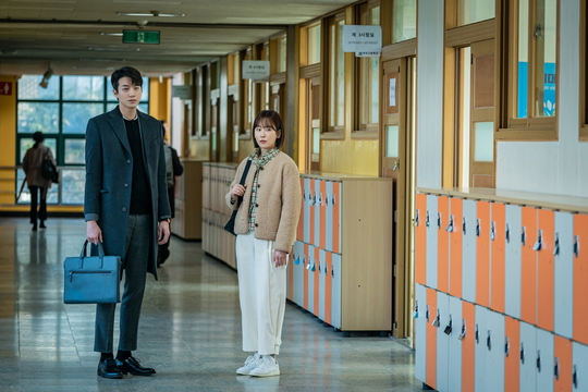 Can Black Dog Seo Hyun-jin stay in school?TVNs Drama Black Dog (directed by Hwang Joon-hyuk/playplayplayed by Park Joo-yeon) revealed the test site of the high-rise sky full of hot heat on January 21 to stimulate curiosity.In the last broadcast, the vivid scenery of the school where the SAT was approaching was drawn.Students started a fierce battle with the application at any time, and the recommendation of the principal of Korea University led to a bloody confrontation between the students of the department and the students.The controversy over discrimination has ended as the recommendation of the principal, one for each department, is made fair by the conditions suggested by Park Sung-soon (Lamiran), the head of the department of education.Goh Ha-neul encouraged Jin Yu-ra (Lee Eun-sam) not to give up medical school at Korea University, and vowed to do his best to the end to avoid missing the opportunity of The.The Korean language department was also a major issue in schools.The biggest concern is who will be selected among the new fixed-term teachers who show a unique presence in the school, the nephew of Ji Hae-won (Yoo Min-gyu), the teachers head of the school, and Moon Soo-ho.Meanwhile, the awkward three-way face-to-face of the sky and Ji Hae-won, who take the Recruitment test in the public photos, and Jang Hee-soo (An Sang-eun), who turned out to be the real parachute, stimulates curiosity even more.When Jang Hee-soo found out that he was the nephew of Yoo Jae-ho, the chief of the administrative office (Lim Hyun-sung), he visited three fixed-term teachers who branded himself a parachute and were cool and chose to win the match.He also visited Moon Soo-ho (Mr. Jung Hae-gyun), the head of the school affairs department, to inform him that there is a real parachute, and asked him to make this test a fair recruitment that everyone, including himself, can understand.The unpredictable results of The Recruitment amplify the curiosity of what will happen and who will remain in school.bak-beauty