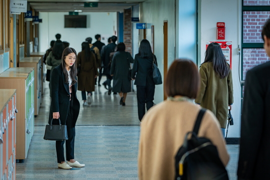 Can Black Dog Seo Hyun-jin stay in school?TVNs Drama Black Dog (directed by Hwang Joon-hyuk/playplayplayed by Park Joo-yeon) revealed the test site of the high-rise sky full of hot heat on January 21 to stimulate curiosity.In the last broadcast, the vivid scenery of the school where the SAT was approaching was drawn.Students started a fierce battle with the application at any time, and the recommendation of the principal of Korea University led to a bloody confrontation between the students of the department and the students.The controversy over discrimination has ended as the recommendation of the principal, one for each department, is made fair by the conditions suggested by Park Sung-soon (Lamiran), the head of the department of education.Goh Ha-neul encouraged Jin Yu-ra (Lee Eun-sam) not to give up medical school at Korea University, and vowed to do his best to the end to avoid missing the opportunity of The.The Korean language department was also a major issue in schools.The biggest concern is who will be selected among the new fixed-term teachers who show a unique presence in the school, the nephew of Ji Hae-won (Yoo Min-gyu), the teachers head of the school, and Moon Soo-ho.Meanwhile, the awkward three-way face-to-face of the sky and Ji Hae-won, who take the Recruitment test in the public photos, and Jang Hee-soo (An Sang-eun), who turned out to be the real parachute, stimulates curiosity even more.When Jang Hee-soo found out that he was the nephew of Yoo Jae-ho, the chief of the administrative office (Lim Hyun-sung), he visited three fixed-term teachers who branded himself a parachute and were cool and chose to win the match.He also visited Moon Soo-ho (Mr. Jung Hae-gyun), the head of the school affairs department, to inform him that there is a real parachute, and asked him to make this test a fair recruitment that everyone, including himself, can understand.The unpredictable results of The Recruitment amplify the curiosity of what will happen and who will remain in school.bak-beauty