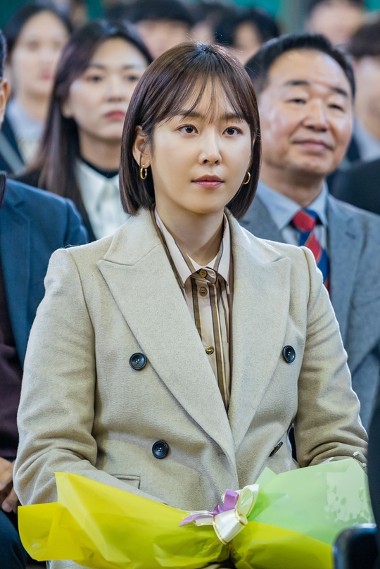Can Black Dog Seo Hyun-jin stay in school?TVNs Drama Black Dog (directed by Hwang Joon-hyuk/playplayplayed by Park Joo-yeon) revealed the test site of the high-rise sky full of hot heat on January 21 to stimulate curiosity.In the last broadcast, the vivid scenery of the school where the SAT was approaching was drawn.Students started a fierce battle with the application at any time, and the recommendation of the principal of Korea University led to a bloody confrontation between the students of the department and the students.The controversy over discrimination has ended as the recommendation of the principal, one for each department, is made fair by the conditions suggested by Park Sung-soon (Lamiran), the head of the department of education.Goh Ha-neul encouraged Jin Yu-ra (Lee Eun-sam) not to give up medical school at Korea University, and vowed to do his best to the end to avoid missing the opportunity of The.The Korean language department was also a major issue in schools.The biggest concern is who will be selected among the new fixed-term teachers who show a unique presence in the school, the nephew of Ji Hae-won (Yoo Min-gyu), the teachers head of the school, and Moon Soo-ho.Meanwhile, the awkward three-way face-to-face of the sky and Ji Hae-won, who take the Recruitment test in the public photos, and Jang Hee-soo (An Sang-eun), who turned out to be the real parachute, stimulates curiosity even more.When Jang Hee-soo found out that he was the nephew of Yoo Jae-ho, the chief of the administrative office (Lim Hyun-sung), he visited three fixed-term teachers who branded himself a parachute and were cool and chose to win the match.He also visited Moon Soo-ho (Mr. Jung Hae-gyun), the head of the school affairs department, to inform him that there is a real parachute, and asked him to make this test a fair recruitment that everyone, including himself, can understand.The unpredictable results of The Recruitment amplify the curiosity of what will happen and who will remain in school.bak-beauty