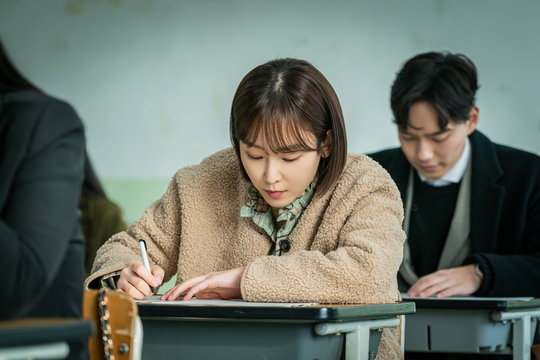 Can Black Dog Seo Hyun-jin stay in school?TVNs Drama Black Dog (directed by Hwang Joon-hyuk/playplayplayed by Park Joo-yeon) revealed the test site of the high-rise sky full of hot heat on January 21 to stimulate curiosity.In the last broadcast, the vivid scenery of the school where the SAT was approaching was drawn.Students started a fierce battle with the application at any time, and the recommendation of the principal of Korea University led to a bloody confrontation between the students of the department and the students.The controversy over discrimination has ended as the recommendation of the principal, one for each department, is made fair by the conditions suggested by Park Sung-soon (Lamiran), the head of the department of education.Goh Ha-neul encouraged Jin Yu-ra (Lee Eun-sam) not to give up medical school at Korea University, and vowed to do his best to the end to avoid missing the opportunity of The.The Korean language department was also a major issue in schools.The biggest concern is who will be selected among the new fixed-term teachers who show a unique presence in the school, the nephew of Ji Hae-won (Yoo Min-gyu), the teachers head of the school, and Moon Soo-ho.Meanwhile, the awkward three-way face-to-face of the sky and Ji Hae-won, who take the Recruitment test in the public photos, and Jang Hee-soo (An Sang-eun), who turned out to be the real parachute, stimulates curiosity even more.When Jang Hee-soo found out that he was the nephew of Yoo Jae-ho, the chief of the administrative office (Lim Hyun-sung), he visited three fixed-term teachers who branded himself a parachute and were cool and chose to win the match.He also visited Moon Soo-ho (Mr. Jung Hae-gyun), the head of the school affairs department, to inform him that there is a real parachute, and asked him to make this test a fair recruitment that everyone, including himself, can understand.The unpredictable results of The Recruitment amplify the curiosity of what will happen and who will remain in school.bak-beauty