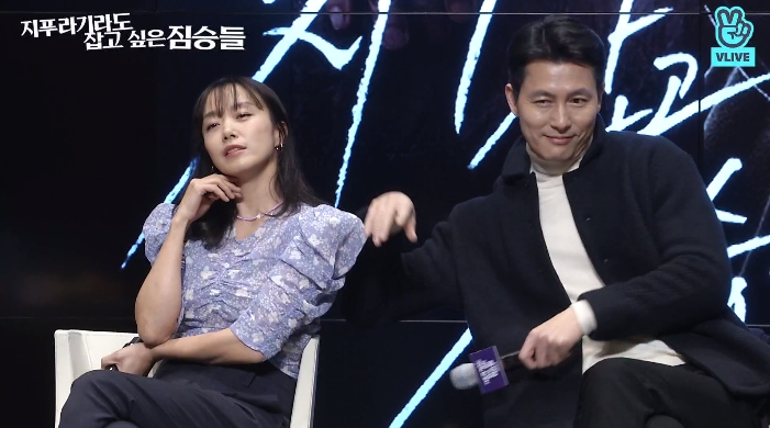 Jeon Do-yeon and Jung Woo-sung expressed their feelings of co-working for the first time.In the movie The Animals Who Want to Hold a Jeep (director Kim Yong-hoon) Naver Movie Talk Live, which was held on the afternoon of January 21, Jeon Do-yeon said, I am glad to meet now about co-work with Jung Woo-sung for the first time.I think Im the last one, he said.Jung Woo-sung then responded wittyly, saying: Mr. Jeon Do-yeon is the beginning of a new acting life.Jeon Do-yeon responded to Jung Woo-sungs remarks, saying, Even if I make a mistake, I am so good at finishing it.In addition, Jeon Do-yeon and Jung Woo-sung gathered their mouths and expressed affection, saying, I want to meet again.pear hyo-ju