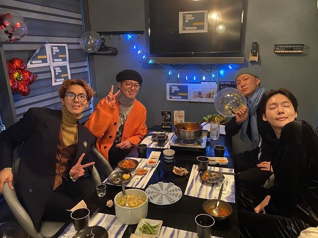WINNER members celebrated Kang Seung-yoons birthday.On the morning of the 21st, WINNER said, HAPPYBIRTHDAY and the birthday party with WINNER members Celebratory photohas released the book.In the photo, WINNER four people are sitting around the restaurant and enjoying dinner.Unlike the intense charisma on stage, pure and cute visuals caught the attention of fans.On the same day, WINNER Kim Qiao Zhenyu also posted a picture of Kang Seung-yoon, who is enjoying a birthday party, saying HBD on his personal SNS.In the photo, Kang Seung-yoon poses with V-shaped headbands with both hands, with his unique humorous expression and boyish charm drawing attention.Kang Seung-yoon, a birthday party, is enjoying the joy of his birthday with his fans by posting a self-portrait taken together with a cake that members seem to have presented.WINNER, Kim Qiao Zhenyu, Kang Seung-yoon SNS