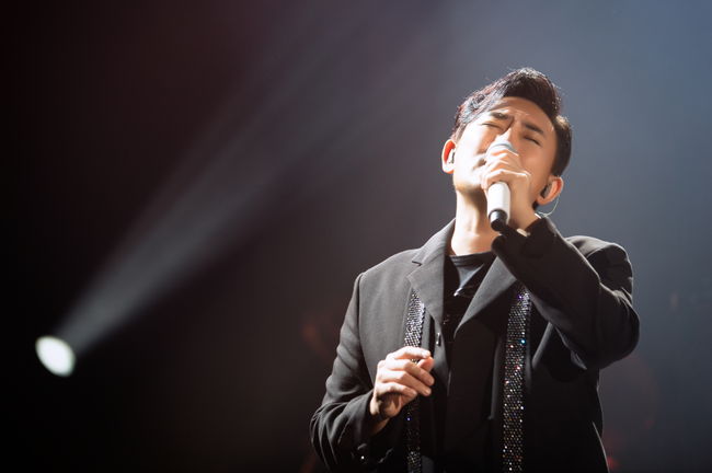 Singer Lee Seung-cheol has recorded the best performance ever with his new song I Love You a lot, and thanked the staff who worked together, Actor Park Bo-gum and Go Yoon-jung.Lee Seung-cheol said on the afternoon of the 21st, I was satisfied with the recording after I love you a lot, so I waited with a thrill until the soundtrack release.I am very grateful that many people have been interested in soundtrack and music video. Lee Seung-cheol said, I always wanted to challenge the genre of Webtoon OST, but I hope that a new genre for junior artists will be pioneered with the opportunity of I love you a lot.Lee Seung-cheols I Love You A lot is called the myth of web-sophistication, and it is based on collaboration with the web-tunned Moonlight Sculptor.It is a song inspired by the story of Weed, the main character of Moonlight Sculptor, recalling the cold Seoyun, which closed the door of the heart to everyone, and carving her figure.Especially, I love you a lot music video Actor Park Bo-gum and new Go Yoon-jung showed their unique emotional acting and captivated the eyes and ears of fans around the world.Lee Seung-cheol said, I am glad that I can do it with them, said Lee Kyung-kyungs music video, Actor Park Bo-gum and Go Yoon-jungs Couple Acting, which inspired the dramatic scenes of the popular composer Doco and Webtoon.On the other hand, Lee Seung-cheol is cruising on various online soundtrack charts after the release of I Love You a lot on the 20th of the Kakao page webtoon Moonlight Sculptor OST part.1.DB, Jinen One Music Works