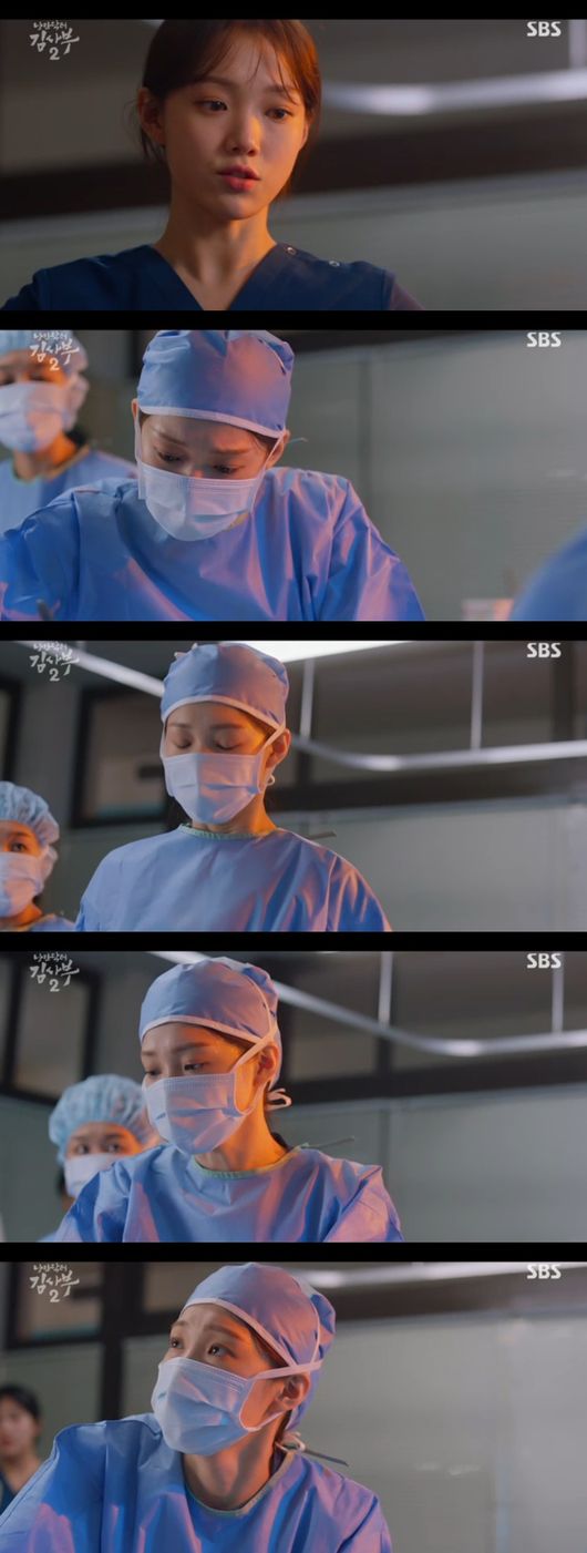Lee Sung-kyung succeeded in a difficult pneumothorax surgery alone with the trust of Han Suk-kyu in Romantic Doctor Kim Sabu Season 2.On SBS Mondays drama Romantic Doctor Kim Sabu Season 2, which was broadcast on the 21st, Kim Sabu (Han Suk-kyu) directly confirmed the patients with gunshot wounds.At this time, an emergency situation was unfolded by a patient, and Lee Sung-kyung also conveyed the situation to Kim Sabu and was enthusiastic about the treatment.Jung In-soo (Yoon Na-moo) and Yoon-ae (Soo Ju-yeon) also helped him to treat the disease next to Kim Sa-bu.At this time, Park Min-guk (Kim Joo-heon) appeared in the operating room and ordered Kim Sa-bu to stop the operation.Kim said, I should move to the operating room soon, but the Republic of Korea said, Do you really have to go to surgery?I said, Take care of the patient who can not use his hand already, and take care of the patient who can save it at that time. Kim ignored this and ordered the gunshot wound patient to be transferred to the operating room.He then instructed Eun-jae to prevent the bleeding of the patient only until he moved the operating room. The Republic of Korea looked at it unfavorably, saying, How do you leave it to someone who can not operate due to depression?The Republic of Korea shouted, Both will go wrong, but Kim said, Its loud. He said, I find excuses when I give up, and I find a way to think I can do it.If you are worried, do not take care of yourself and find an excuse to run away, and Eunjae shouted, I can do it with the trust of the master.With all nervous and watching, Eun-jae went into surgery praying that she was please. Kim, who was undergoing other surgery, believed that Eun-jae would do it all the way.Eun Jae has undergone a difficult opening surgery, and Eun Jae has successfully completed the surgery, saying, I think it will be.Romantic Doctor Kim Sabu 2 captures the broadcast screen