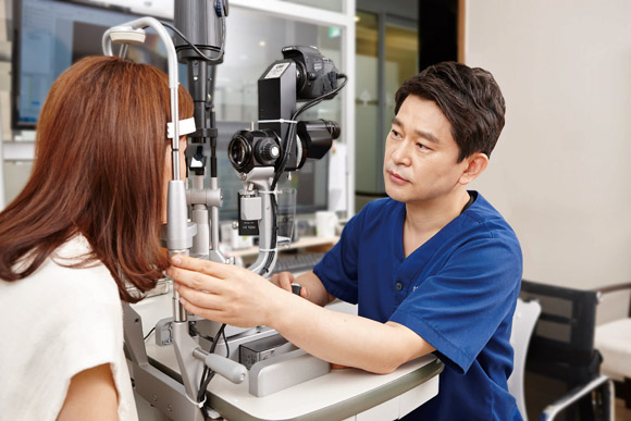 진료중인 강남서울밝은안과 박형직 대표원장