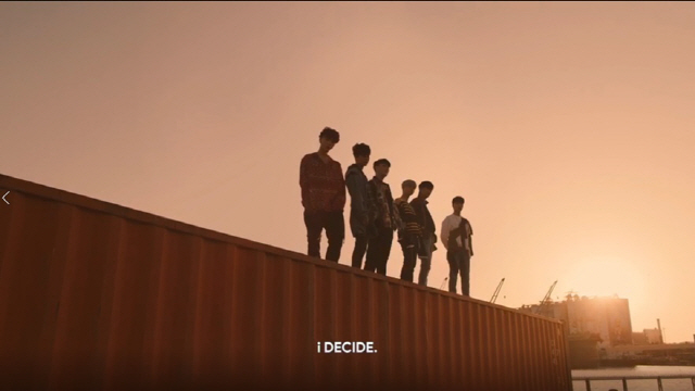 Icon returns on February 6.Their new album video, Teaser, which contains intense and serious messages, was released in surprise and predicted the previous level of Imfact.YG Entertainment posted Icons third Mini album video Teaser on its official blog at 9 am on the 21st.But Kim Jin-hwan, Song Yoon-hyung, Koo Jun-hoe, Kim Dong-hyuk, and Jeong Chan-woo, six members of the group, increased their heart rate and increased their tension.The deep-seated monologue of Barbie (BOBBY) is even more impressive, with its sensual visual beauty: his narration, both light and heavy, is a double line to the changes and music that they will show.I returned to my place where I have been with all the distrust behindI followed my path to any crisis, and finally I stood here (In site of all the temptation, I continued walking on my own path).And finally I am here)I define myself as myself (I am me. I define myself).The reason for every choice is that I am the reason for everything. I decide everything. The attention of fans who have noticed the meaning of Message is worth focusing on.This is because it is composed of talking using Icons last New Kids (NEW KIDS) series album titles, BEGIN, RETURN, CONTINUE and FINAL.Icon, who grew up through the series of New Kids, has now expressed his aspiration to find his self, decide on his own, and move forward, YG said.At the end of the video, Icons new album name and soundtrack release date were clearly engraved. i DECE. February 6 at 6 p.m.Their will is once again seen in the i DECIDE notation, which reminds me of Icons English spelling iKON.