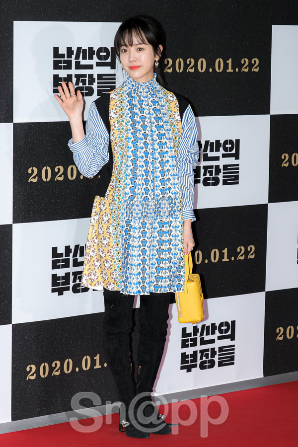 Han Ji-min poses at the VIP premiere of the film Namsans Directors at the Samseong-dong Megabox COEX Convention & Exhibition Center in Seoul Gangnam District on the evening of the 20th.Meanwhile, Namsans Directors, based on the bestseller of the same name, is a film about 40 days before Kim Gyu-pyeong (Lee Byung-hun), the head of the Central Intelligence Agency, called the second power, assassinated the president of the Republic of Korea in 1979.Written by Park Ji-ae, a photo of a fashion webzine,Han Ji-min poses at the VIP premiere of the film Namsans Directors at the Samseong-dong Megabox COEX Convention & Exhibition Center in Seoul Gangnam District on the evening of the 20th.