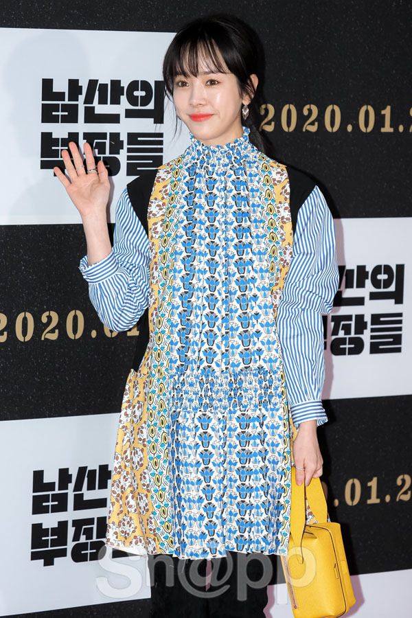 Han Ji-min poses at the VIP premiere of the film Namsans Directors at the Samseong-dong Megabox COEX Convention & Exhibition Center in Seoul Gangnam District on the evening of the 20th.Meanwhile, Namsans Directors, based on the bestseller of the same name, is a film about 40 days before Kim Gyu-pyeong (Lee Byung-hun), the head of the Central Intelligence Agency, called the second power, assassinated the president of the Republic of Korea in 1979.Written by Park Ji-ae, a photo of a fashion webzine,Han Ji-min poses at the VIP premiere of the film Namsans Directors at the Samseong-dong Megabox COEX Convention & Exhibition Center in Seoul Gangnam District on the evening of the 20th.