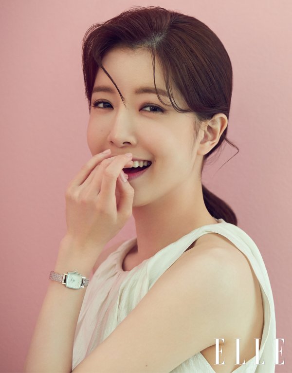 Actor Jung In-sun has been working on filming the fashion magazine Elle.In this picture, Jung In-suns unique bright and clean image has a lovely charm. It is not only fascinating but also beautiful Smile.It is also showing another charm with Sim Bo-kyung Character in the recently concluded Psychopath Diary.