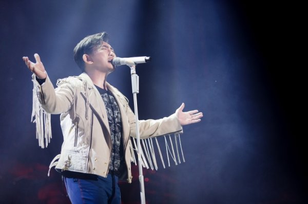 Singer Lee Seung-cheol boasted the chart ranking of I Love You Much on the Web toon Legendary Moonlight Sculptor OST with Park Bo-gum.This OST is meaningful that the novel Legendary Moonlight Sculptor has expanded to music following Web toon and game.In particular, singer Lee Seung-cheol participates and adds meaning.Lee Seung-cheol, who celebrated his 35th anniversary this year, participated in the work with a lot of sympathy for the meaning of Legend Web toon soundtrack as well as a fresh attempt called Web toon OST.The songwriting and composition included producer Doko (DOKO), who produced Twices album vocal director, Yubin, and Yunhas album, and FT Island Choi Min-hwan on drums.