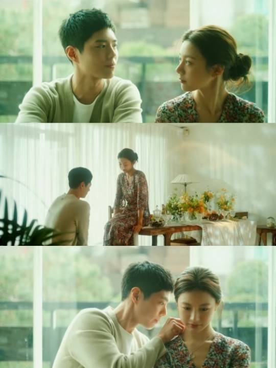 Actor Park Bo-gum and Go Yoon-jung are presenting a sweet couple chemistry in Lee Seung-cheols new song Music Video.Lee Seung-cheols I love you a lot Music Video was released at 6 pm on the 20th.I love you a lot is a song on Lee Seung-cheols single album, and it is a webtoon Moonlight Sculptor OST.Park Bo-gum appeared as the main character in the public music video and attracted a lot of attention.Park Bo-gum led the mood of calm and sweet songs with a sweet look and delicate acting.In addition, with a bright smile, he expressed his heart with a serious eye and made the viewers immerse themselves.Go Yoon-jungs simple beauty, which co-worked with Park Bo-gum and Couple, also caught the eye.Park Bo-gum stimulated the excitement of those who see Go Yoon-jung leaning on his shoulder and walking his necklace directly.In particular, Park Bo-gums I love you a lot narration at the end of the video added a faint sensibility.On the other hand, Go Yoon-jung, who matches Park Bo-gum and co-work, is called Jeon Ji-hyun resemblance with a clear visual and informed his face through a carrier CF.Go Soon-jung, who made his debut in the entertainment industry in earnest through TVN drama Psychometry Hes Last Year, is scheduled to meet with the public this year with Netflix drama Sweet Home.Photo: I love you so much Music Video capture