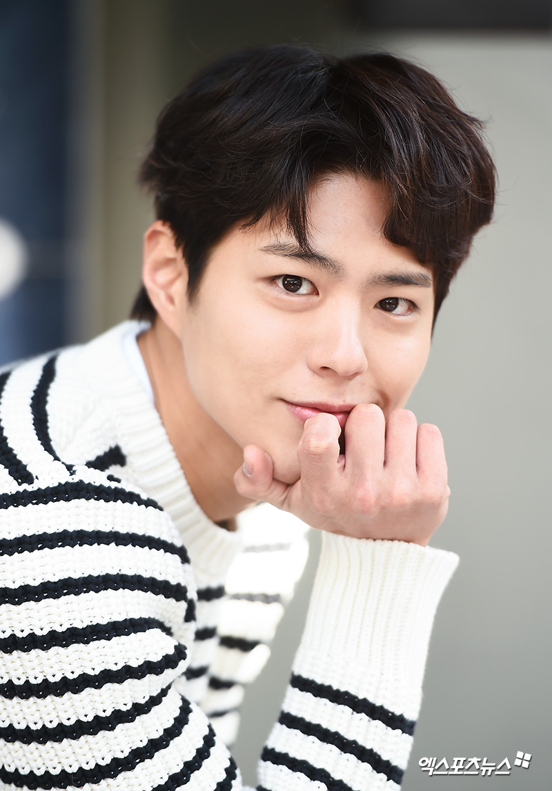 Park Bo-gum, who became a hot topic in the Music Video of singer Lee Seung-cheol, expressed his feelings.On the 21st, Park Bo-gums agency, Blossom Entertainment, said, Park Bo-gum was a long-time fan of Lee Seung-cheol. He said, I am grateful that I have made a good opportunity to appear.He also added, I filmed it with joy.I participated in the Music Video of Lee Seung-cheols I Love You a lot which called OST of Park Bo-gums black Web toon Moonlight Sculptor.In addition, he promoted it through his official SNS today (21st).On the 20th, I love you a lot Music Video, Park caught the hearts of fans with his eyes and expression that matches the calm and sweet song atmosphere.Also, a smile with a heartfelt heart and a narration called I love you a lot also conveyed a deep echo.On the other hand, Park is scheduled to meet with the public as a movie Seobok as well as the drama Youth Record this year.Photo = DB, I love you a lot Music Video