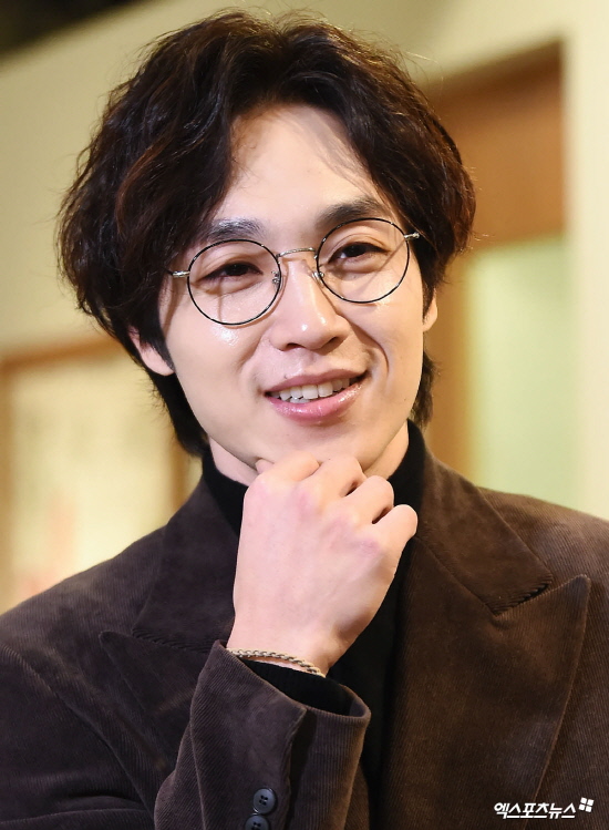 Following Interview1) Following King Kibbutz and Gwanghwamun Sonata, Laughing Man has also stepped into the musical field.Singer Lee Seok Hoon plays Gwynflen in the musical Laughing Man, taking off the image of soft balladers and leaving a strong impression.I was dreaming of doing a very good work with King Kibbutz, and Gwanghwamun Sonata was good because it was so different from Lee Seok Hoon.I think its a big double line of small history as a musical actor, and I think its a big opportunity to listen to the title of a believer and listener, and its hard to hear it without being given to anyone.I always think that Singer will come and have color glasses and that if you do well, you will be half-hearted.The mouth-broken young Gwynflen wanders through a bitter blizzard, discovering the baby and naming it Dea.The two men who lived as fathers of the wandering drug dealer Ursus became inseparable even when they became adults.But Im tempted by Josiana and the Duke of Yeo, and Im shaken to say that Im going to move on to a wider world, but Im finally back to my original place.I like all the numbers, so its hard to pick one song, but I think the smiling man who keeps on in Memory and the song that Dea dies and sings (act 2 finale) at the end.I dont think you know Singer Lee Sea Hawk Hoon in the case of smiling man.I was willing to hit the back of my head so I could think, Is he singing like this? I felt good when I heard the word Im not kidding.Ive never seen the last number in scripts, and since its only the third one, I dont know how to read it, so I just read it like Im reading it, but it didnt come in at first.But I cried at the scene of Deas death, and I thought that anyone who felt this feeling could sympathize with me, and I could do well, I could express it.I think these two will remain in Memory for the rest of my life.Lee Seok Hoon, Park Kang-hyun, Super Junior Cho Kyuhyun, and EXO Suho were cast in the sensual young Gwynflen station, who plays a clown in a wandering theater with an indelible smile.Suho is a friend whos known and made friends, and shes very cute, and she looks so lovely and looks pretty, even if Im older than Suho.I thought I was good with Gwynflen, and Suho is doing what I can express, young and pure, that age group can express. I love this Friend.(Park) Kang Hyun-yi was completely different from Kang Hyun-yi during the King Kibbutz, and the sound was very deep, the gaze of the drama was very wide, and he is a brother and actor who can expect.I always ask for advice and ask questions, but Kang Hyun-yi tells me a lot of good stories and gives me good feedback by saying, I think it would be nice if you go more here.Its a great pleasure and honor to be together as a fan.Cho Kyuhyun is a good person. Its fun and pleasant together. Cho Kyuhyun has known it before. Its been a while, but hes had a drink.I met him in the practice room except for the Masked King, and he was very good and good, and he was flexible and fast and very good at learning when he was working.I was envious of the musical, which I thought was not just a time of ten years, and I learned it so quickly and learned it, because I have to do two or three times as much as others.I am embarrassed to ask him to tell his charm to him who listed the merits of other casts.I dont know what to do, said the sportsman, if you dont get it, youre going to get it, youre going to get it, youre going to get it.I hate to say Im short on my own. I dont think so as a pro. I dont think its self-approval.Ive been practicing so hard to fit that line, and I havent had a day off without a day off, and I believe that one day Ill almost reach a clapping line.I think were almost there.Lee Seok Hoon told an unexpected story, saying he trembles when he takes the stage as a singer because of stage fright.There is pressure or trauma, but I am happy without shaking in the smiling man stage.I love to overwork. I can enjoy the hardships. You can set your own goals and go where you go.I think musicals are the beginning of impossible. Theres such joy. Im so happy to think about whether Im happy. I dont know why.I dont know why Im happy, even with stage phobias and no lines, but Im just happy. (Interview3 continues to say: