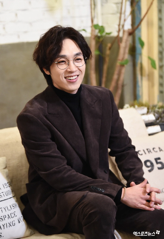 Following Interview1) Following King Kibbutz and Gwanghwamun Sonata, Laughing Man has also stepped into the musical field.Singer Lee Seok Hoon plays Gwynflen in the musical Laughing Man, taking off the image of soft balladers and leaving a strong impression.I was dreaming of doing a very good work with King Kibbutz, and Gwanghwamun Sonata was good because it was so different from Lee Seok Hoon.I think its a big double line of small history as a musical actor, and I think its a big opportunity to listen to the title of a believer and listener, and its hard to hear it without being given to anyone.I always think that Singer will come and have color glasses and that if you do well, you will be half-hearted.The mouth-broken young Gwynflen wanders through a bitter blizzard, discovering the baby and naming it Dea.The two men who lived as fathers of the wandering drug dealer Ursus became inseparable even when they became adults.But Im tempted by Josiana and the Duke of Yeo, and Im shaken to say that Im going to move on to a wider world, but Im finally back to my original place.I like all the numbers, so its hard to pick one song, but I think the smiling man who keeps on in Memory and the song that Dea dies and sings (act 2 finale) at the end.I dont think you know Singer Lee Sea Hawk Hoon in the case of smiling man.I was willing to hit the back of my head so I could think, Is he singing like this? I felt good when I heard the word Im not kidding.Ive never seen the last number in scripts, and since its only the third one, I dont know how to read it, so I just read it like Im reading it, but it didnt come in at first.But I cried at the scene of Deas death, and I thought that anyone who felt this feeling could sympathize with me, and I could do well, I could express it.I think these two will remain in Memory for the rest of my life.Lee Seok Hoon, Park Kang-hyun, Super Junior Cho Kyuhyun, and EXO Suho were cast in the sensual young Gwynflen station, who plays a clown in a wandering theater with an indelible smile.Suho is a friend whos known and made friends, and shes very cute, and she looks so lovely and looks pretty, even if Im older than Suho.I thought I was good with Gwynflen, and Suho is doing what I can express, young and pure, that age group can express. I love this Friend.(Park) Kang Hyun-yi was completely different from Kang Hyun-yi during the King Kibbutz, and the sound was very deep, the gaze of the drama was very wide, and he is a brother and actor who can expect.I always ask for advice and ask questions, but Kang Hyun-yi tells me a lot of good stories and gives me good feedback by saying, I think it would be nice if you go more here.Its a great pleasure and honor to be together as a fan.Cho Kyuhyun is a good person. Its fun and pleasant together. Cho Kyuhyun has known it before. Its been a while, but hes had a drink.I met him in the practice room except for the Masked King, and he was very good and good, and he was flexible and fast and very good at learning when he was working.I was envious of the musical, which I thought was not just a time of ten years, and I learned it so quickly and learned it, because I have to do two or three times as much as others.I am embarrassed to ask him to tell his charm to him who listed the merits of other casts.I dont know what to do, said the sportsman, if you dont get it, youre going to get it, youre going to get it, youre going to get it.I hate to say Im short on my own. I dont think so as a pro. I dont think its self-approval.Ive been practicing so hard to fit that line, and I havent had a day off without a day off, and I believe that one day Ill almost reach a clapping line.I think were almost there.Lee Seok Hoon told an unexpected story, saying he trembles when he takes the stage as a singer because of stage fright.There is pressure or trauma, but I am happy without shaking in the smiling man stage.I love to overwork. I can enjoy the hardships. You can set your own goals and go where you go.I think musicals are the beginning of impossible. Theres such joy. Im so happy to think about whether Im happy. I dont know why.I dont know why Im happy, even with stage phobias and no lines, but Im just happy. (Interview3 continues to say: