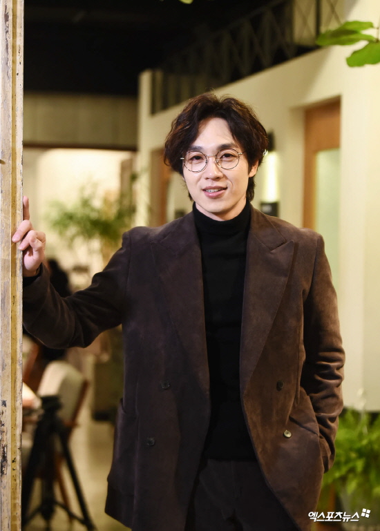 Following Interview1) Following King Kibbutz and Gwanghwamun Sonata, Laughing Man has also stepped into the musical field.Singer Lee Seok Hoon plays Gwynflen in the musical Laughing Man, taking off the image of soft balladers and leaving a strong impression.I was dreaming of doing a very good work with King Kibbutz, and Gwanghwamun Sonata was good because it was so different from Lee Seok Hoon.I think its a big double line of small history as a musical actor, and I think its a big opportunity to listen to the title of a believer and listener, and its hard to hear it without being given to anyone.I always think that Singer will come and have color glasses and that if you do well, you will be half-hearted.The mouth-broken young Gwynflen wanders through a bitter blizzard, discovering the baby and naming it Dea.The two men who lived as fathers of the wandering drug dealer Ursus became inseparable even when they became adults.But Im tempted by Josiana and the Duke of Yeo, and Im shaken to say that Im going to move on to a wider world, but Im finally back to my original place.I like all the numbers, so its hard to pick one song, but I think the smiling man who keeps on in Memory and the song that Dea dies and sings (act 2 finale) at the end.I dont think you know Singer Lee Sea Hawk Hoon in the case of smiling man.I was willing to hit the back of my head so I could think, Is he singing like this? I felt good when I heard the word Im not kidding.Ive never seen the last number in scripts, and since its only the third one, I dont know how to read it, so I just read it like Im reading it, but it didnt come in at first.But I cried at the scene of Deas death, and I thought that anyone who felt this feeling could sympathize with me, and I could do well, I could express it.I think these two will remain in Memory for the rest of my life.Lee Seok Hoon, Park Kang-hyun, Super Junior Cho Kyuhyun, and EXO Suho were cast in the sensual young Gwynflen station, who plays a clown in a wandering theater with an indelible smile.Suho is a friend whos known and made friends, and shes very cute, and she looks so lovely and looks pretty, even if Im older than Suho.I thought I was good with Gwynflen, and Suho is doing what I can express, young and pure, that age group can express. I love this Friend.(Park) Kang Hyun-yi was completely different from Kang Hyun-yi during the King Kibbutz, and the sound was very deep, the gaze of the drama was very wide, and he is a brother and actor who can expect.I always ask for advice and ask questions, but Kang Hyun-yi tells me a lot of good stories and gives me good feedback by saying, I think it would be nice if you go more here.Its a great pleasure and honor to be together as a fan.Cho Kyuhyun is a good person. Its fun and pleasant together. Cho Kyuhyun has known it before. Its been a while, but hes had a drink.I met him in the practice room except for the Masked King, and he was very good and good, and he was flexible and fast and very good at learning when he was working.I was envious of the musical, which I thought was not just a time of ten years, and I learned it so quickly and learned it, because I have to do two or three times as much as others.I am embarrassed to ask him to tell his charm to him who listed the merits of other casts.I dont know what to do, said the sportsman, if you dont get it, youre going to get it, youre going to get it, youre going to get it.I hate to say Im short on my own. I dont think so as a pro. I dont think its self-approval.Ive been practicing so hard to fit that line, and I havent had a day off without a day off, and I believe that one day Ill almost reach a clapping line.I think were almost there.Lee Seok Hoon told an unexpected story, saying he trembles when he takes the stage as a singer because of stage fright.There is pressure or trauma, but I am happy without shaking in the smiling man stage.I love to overwork. I can enjoy the hardships. You can set your own goals and go where you go.I think musicals are the beginning of impossible. Theres such joy. Im so happy to think about whether Im happy. I dont know why.I dont know why Im happy, even with stage phobias and no lines, but Im just happy. (Interview3 continues to say: