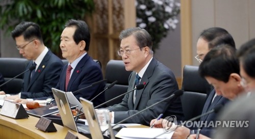 국무회의 발언하는 문 대통령 (세종=연합뉴스) 한상균 기자 = 문재인 대통령이 21일 정부세종청사에서 국무회의를 주재하고 있다. xyz@yna.co.kr